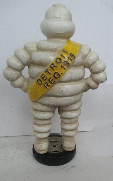 Tire Man Stand On Base 40cm
